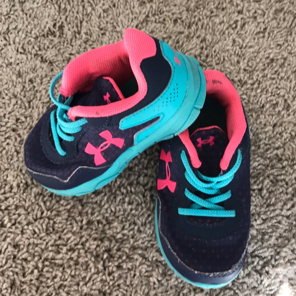 CLEARANCE Under Armour sz 6 kids shoes!